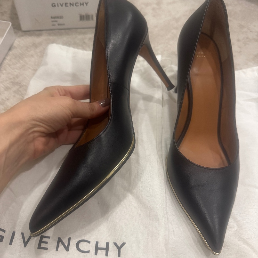 Givenchy 8.5 Black Pumps
